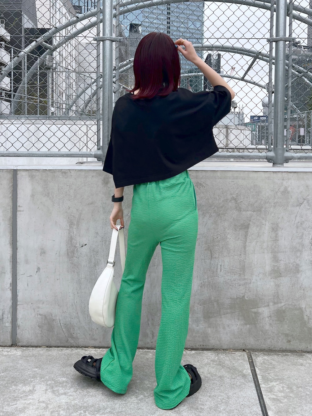 ブラック系のサンダル、ブラック系のTシャツ/カットソー、グリーン系のその他パンツを着用したレディースの春コーディネートの3枚目の写真