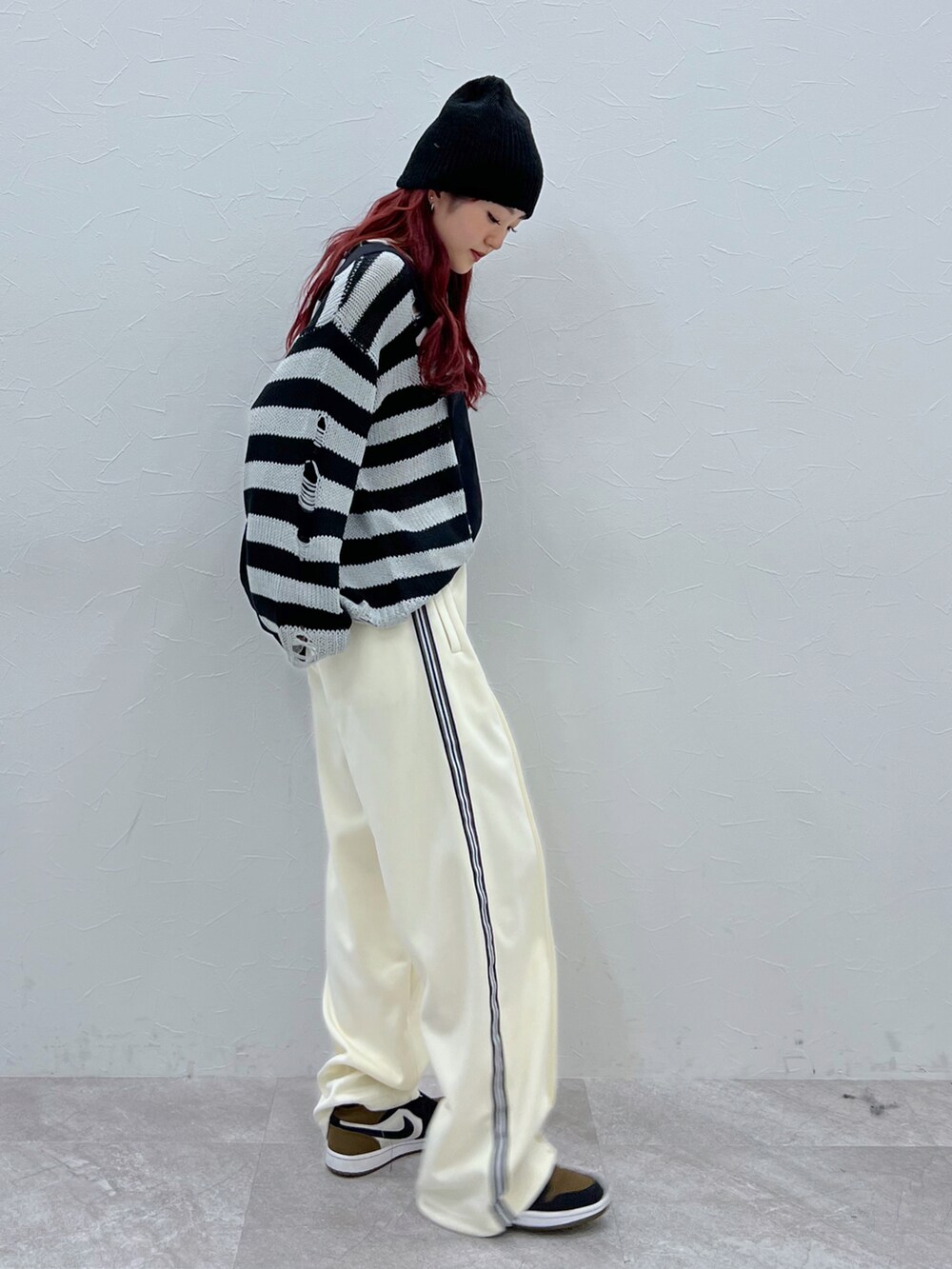 ホワイト系のその他パンツ、ブラック系のニット/セーター、ブラック系のショルダーバッグを着用したレディースの夏コーディネートの3枚目の写真