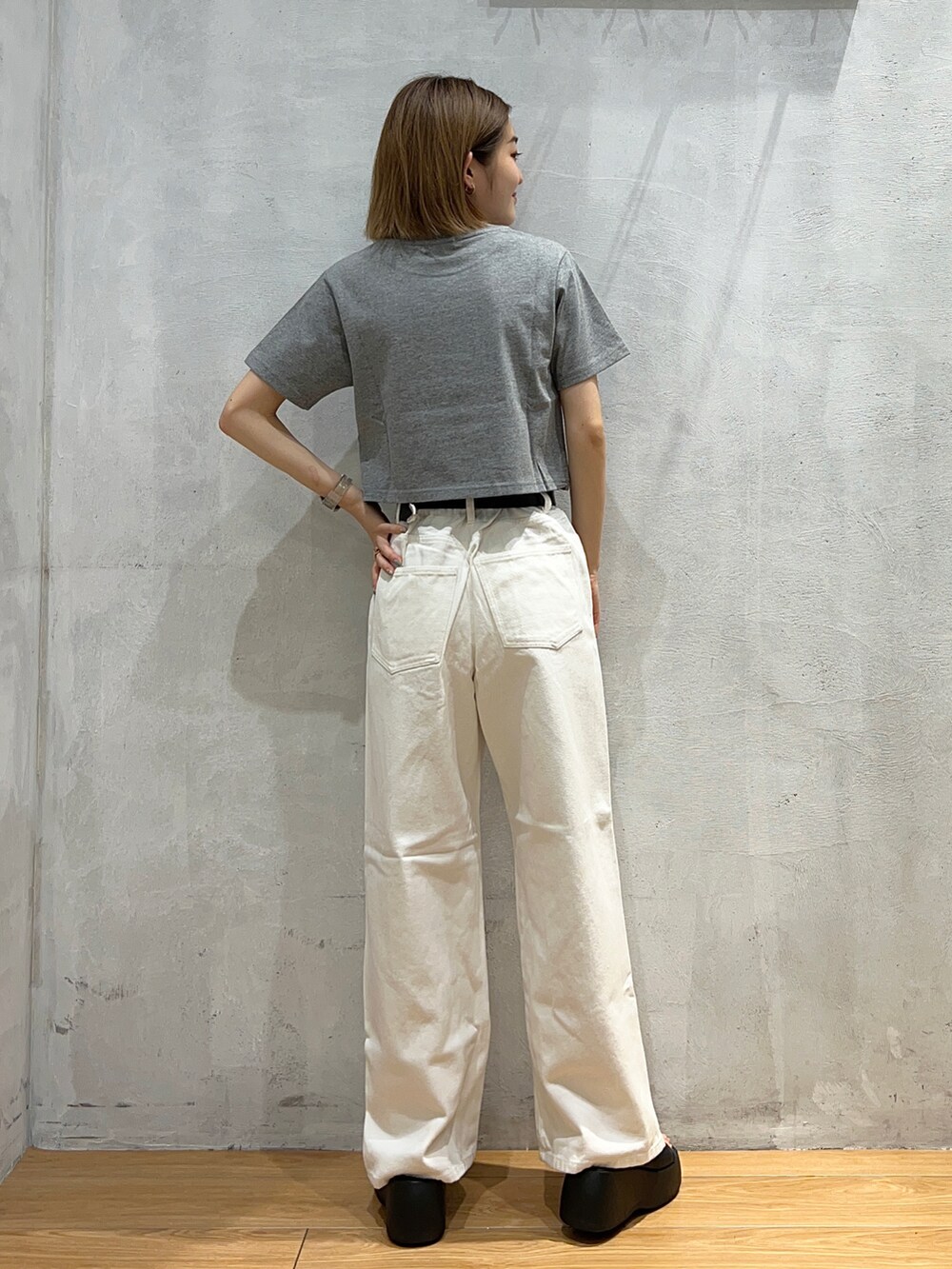 ホワイト系のデニムパンツを着用したレディースの夏コーディネートの3枚目の写真