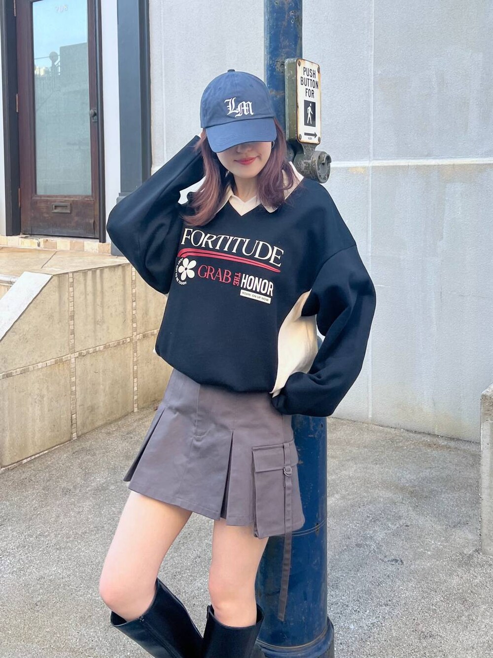 ブラック系のブーツ、グレー系のスカート、ブラック系のスウェットを着用したレディースの冬コーディネートの4枚目の写真