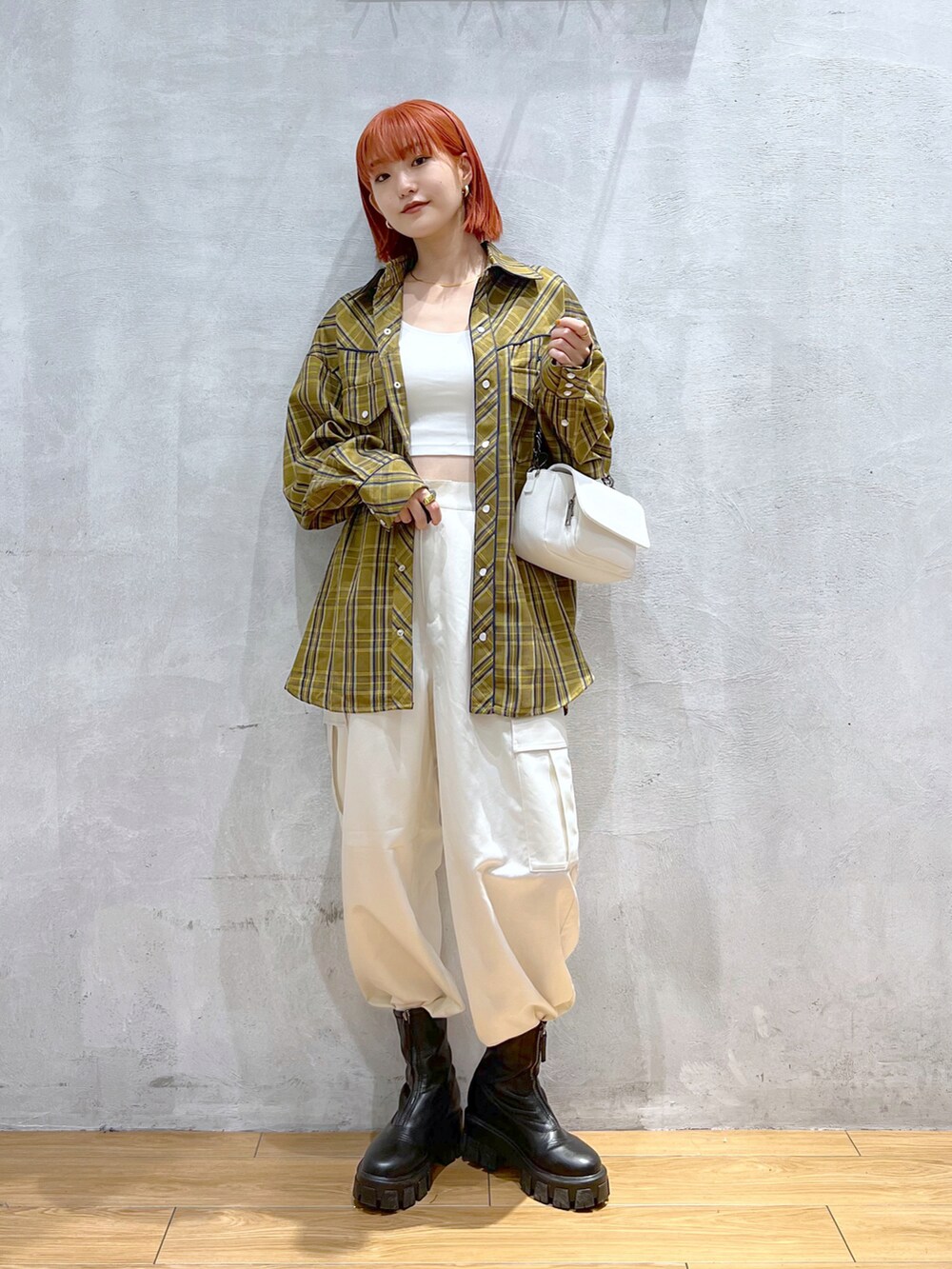 ホワイト系のキャミソール、ホワイト系のカーゴパンツ、イエロー系のシャツ/ブラウスを着用したレディースの秋コーディネートの4枚目の写真