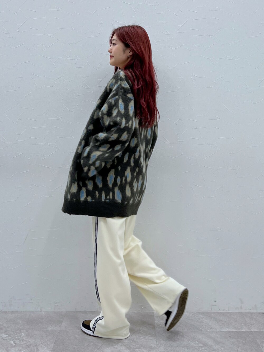 ブルー系のカーディガン/ボレロ、ホワイト系のその他パンツを着用したレディースの夏コーディネートの3枚目の写真