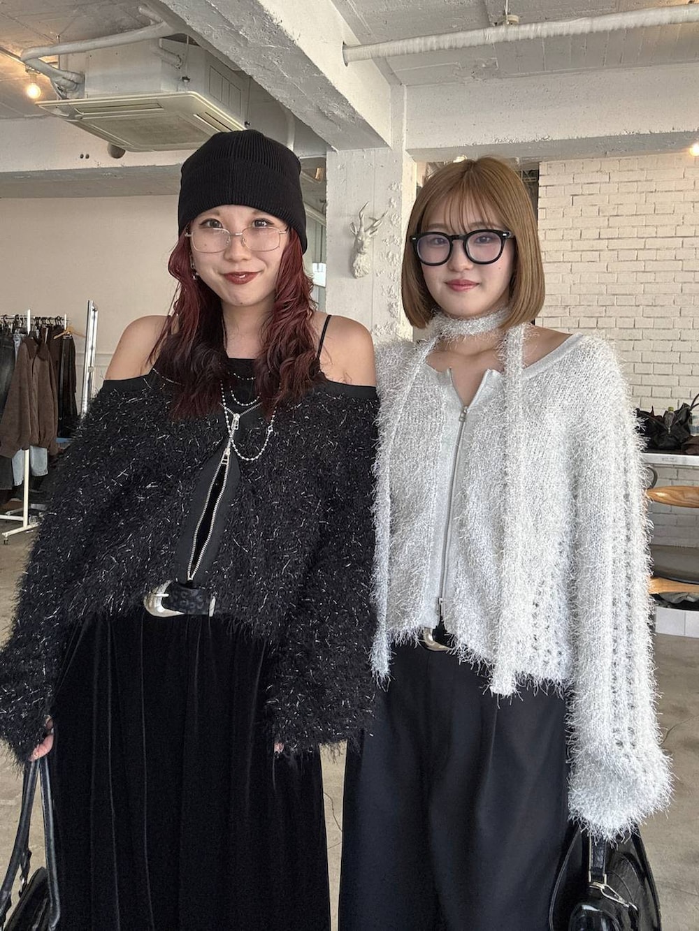 ブラック系のスニーカー、ブラック系のボストンバッグ、ブラック系のパンプスを着用したレディースの秋コーディネートの5枚目の写真