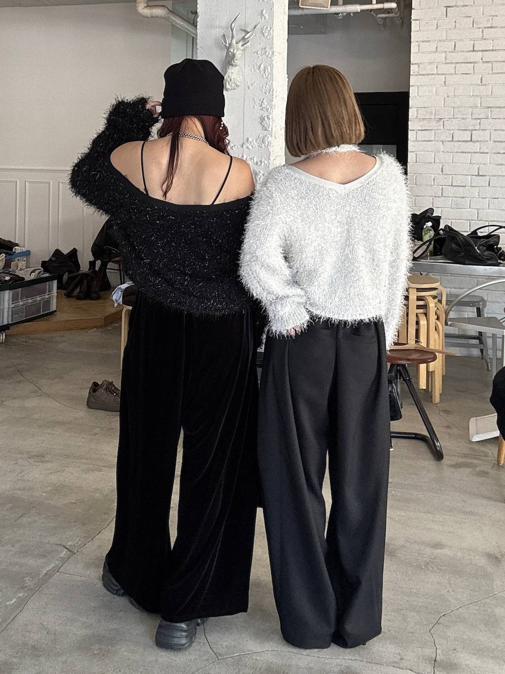 ブラック系のスニーカー、ブラック系のボストンバッグ、ブラック系のパンプスを着用したレディースの秋コーディネートの3枚目の写真