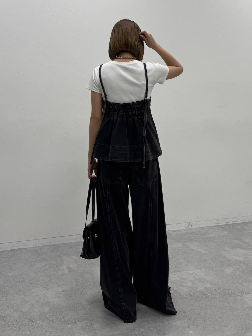 ブラック系のデニムパンツ、ブラック系のその他トップス、ホワイト系のTシャツ/カットソーを着用したレディースの夏コーディネートの3枚目の写真