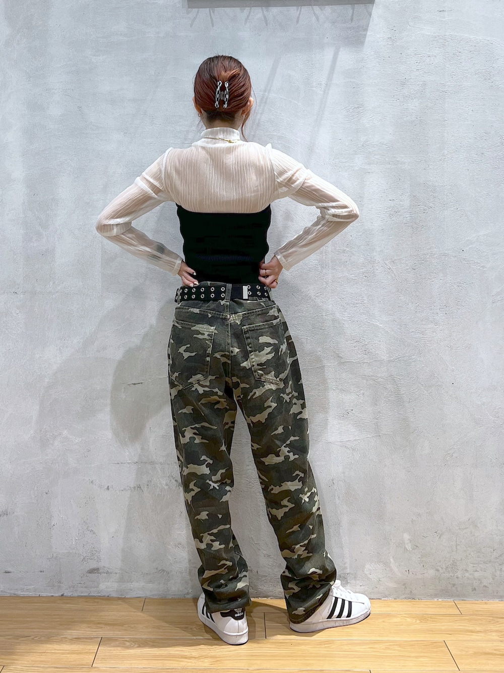 グリーン系のその他パンツ、ブラック系のトップス、ホワイト系のTシャツ/カットソーを着用したレディースの春コーディネートの2枚目の写真