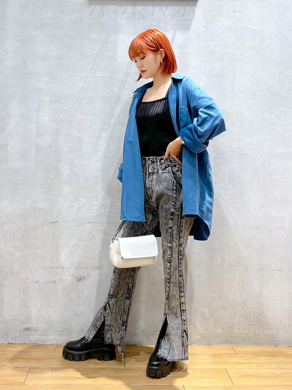 ブラック系のタンクトップ、ブルー系のシャツ/ブラウス、ブラック系のデニムパンツを着用したレディースの秋コーディネートの2枚目の写真