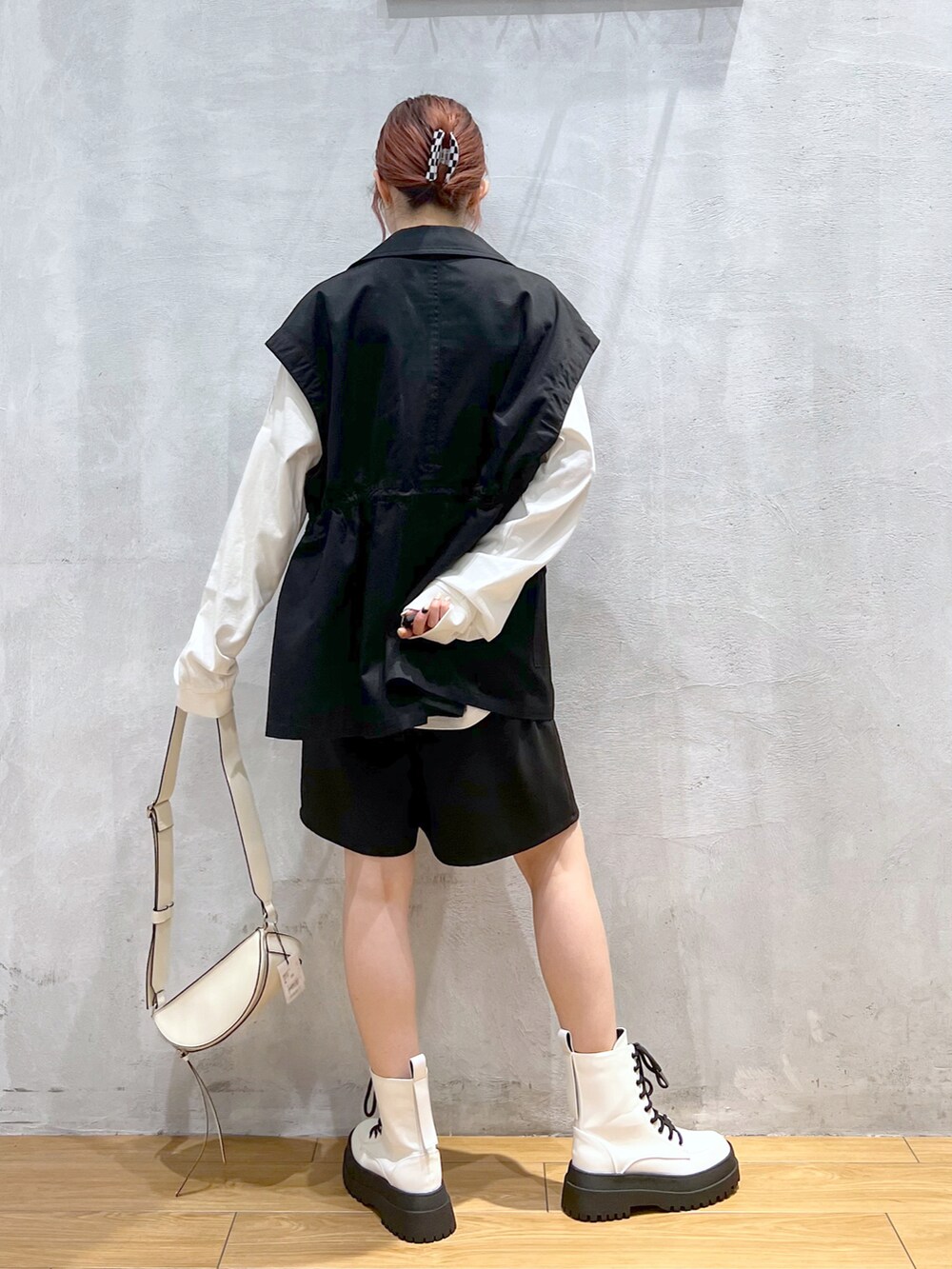 ブラック系のミリタリージャケット、ホワイト系のTシャツ/カットソー、ブラック系のその他パンツを着用したレディースの春コーディネートの2枚目の写真