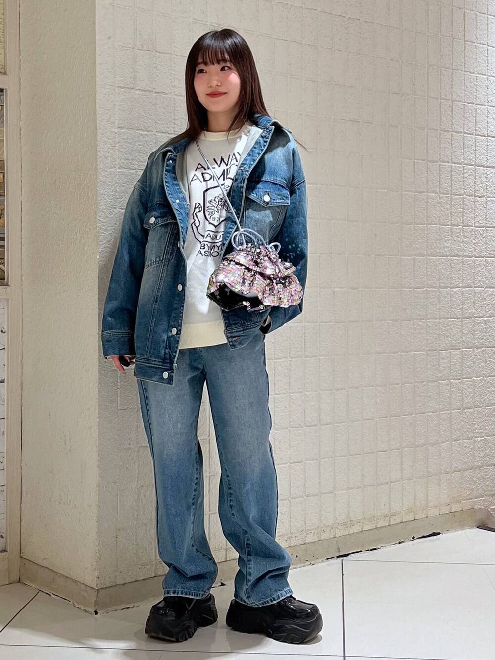 ホワイト系のニット/セーター、ブルー系のデニムジャケット、ブルー系のデニムパンツを着用したレディースの冬コーディネートの5枚目の写真