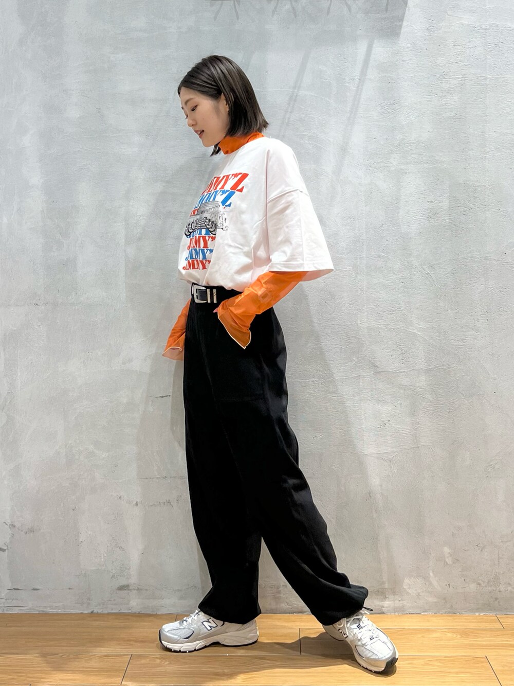 ブラック系のスウェットパンツ、グレー系のスニーカー、ホワイト系のTシャツ/カットソーを着用したレディースの夏コーディネートの2枚目の写真