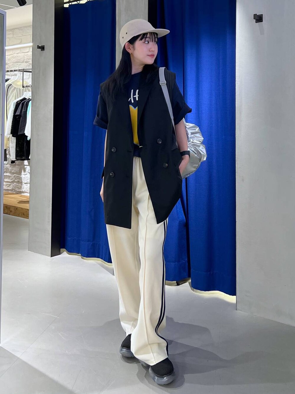ホワイト系のその他パンツ、シルバー系のショルダーバッグ、ブラック系のテーラードジャケットを着用したレディースの春コーディネートの2枚目の写真