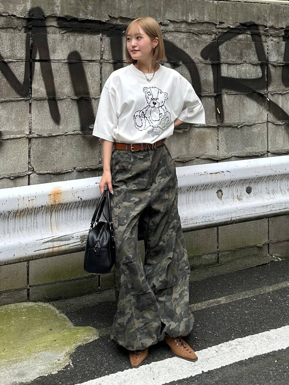 ホワイト系のTシャツ/カットソー、ブラウン系のパンプス、その他のカーゴパンツを着用したレディースの夏コーディネートの2枚目の写真