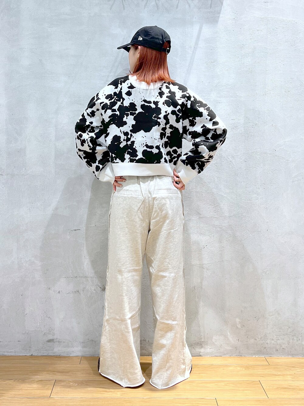 ベージュ系のスウェットパンツ、ベージュ系のスニーカー、その他のカーディガン/ボレロを着用したレディースの冬コーディネートの2枚目の写真