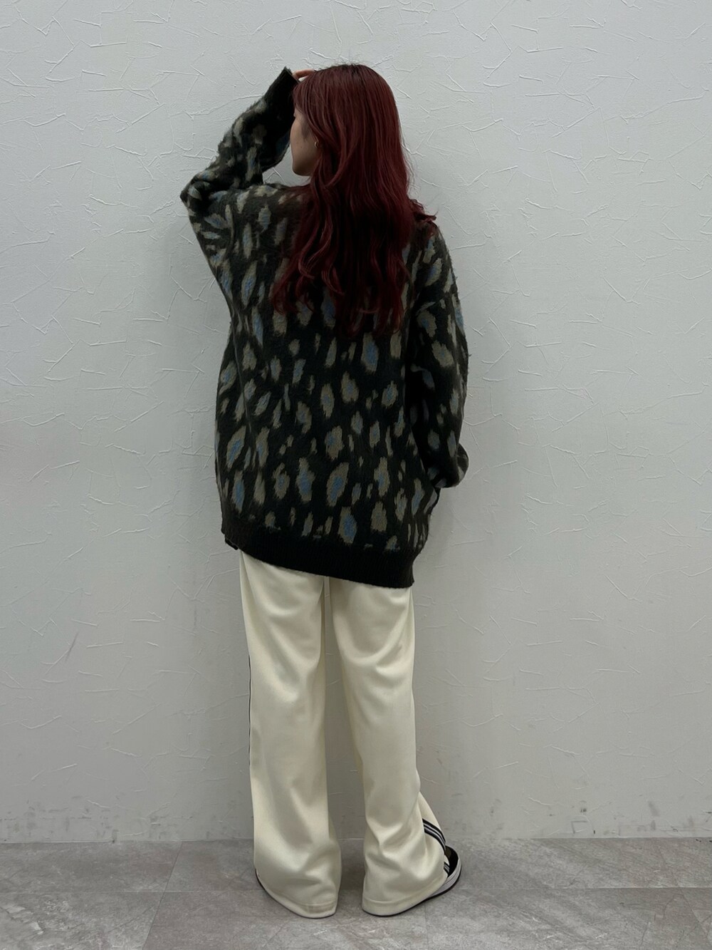 ブルー系のカーディガン/ボレロ、ホワイト系のその他パンツを着用したレディースの秋コーディネートの3枚目の写真