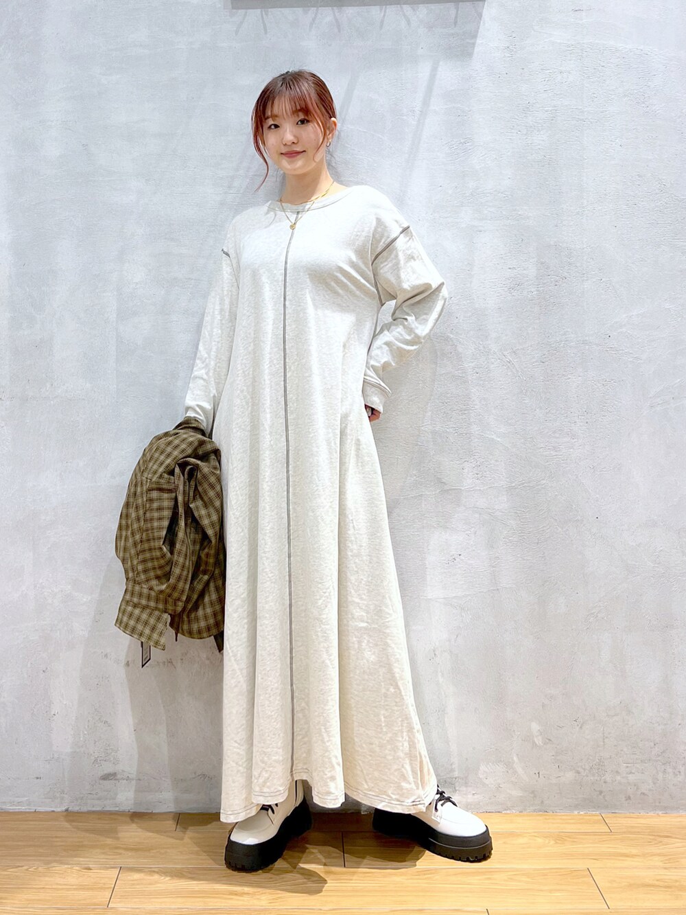 ホワイト系のブーツ、ホワイト系のワンピース、ブラウン系のシャツ/ブラウスを着用したレディースの春コーディネートの4枚目の写真