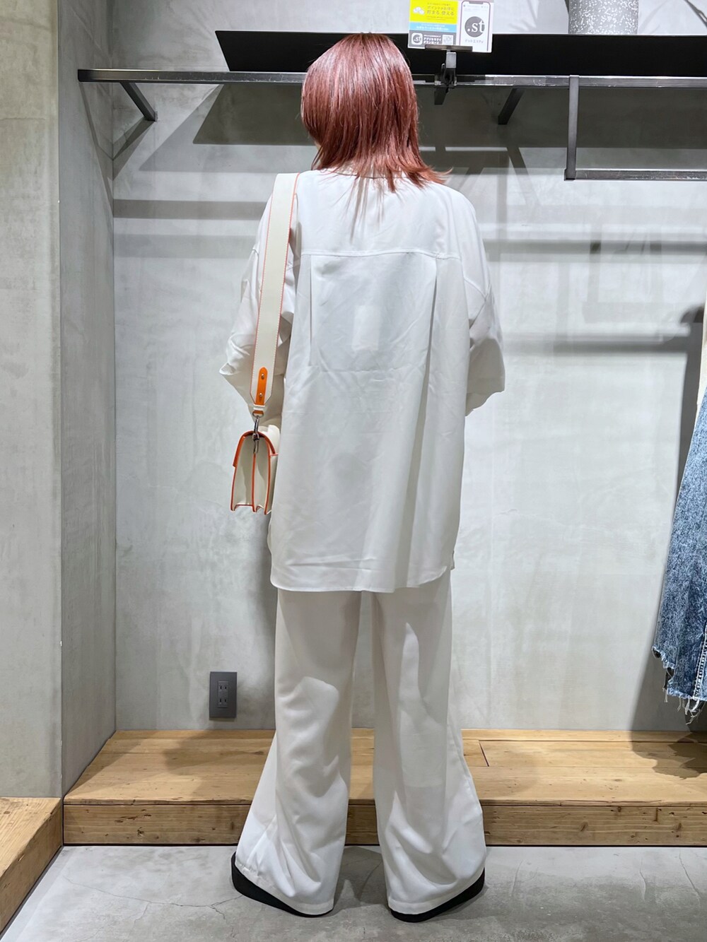 ホワイト系のその他パンツ、ホワイト系のショルダーバッグ、ホワイト系のシャツ/ブラウスを着用したレディースの春コーディネートの2枚目の写真