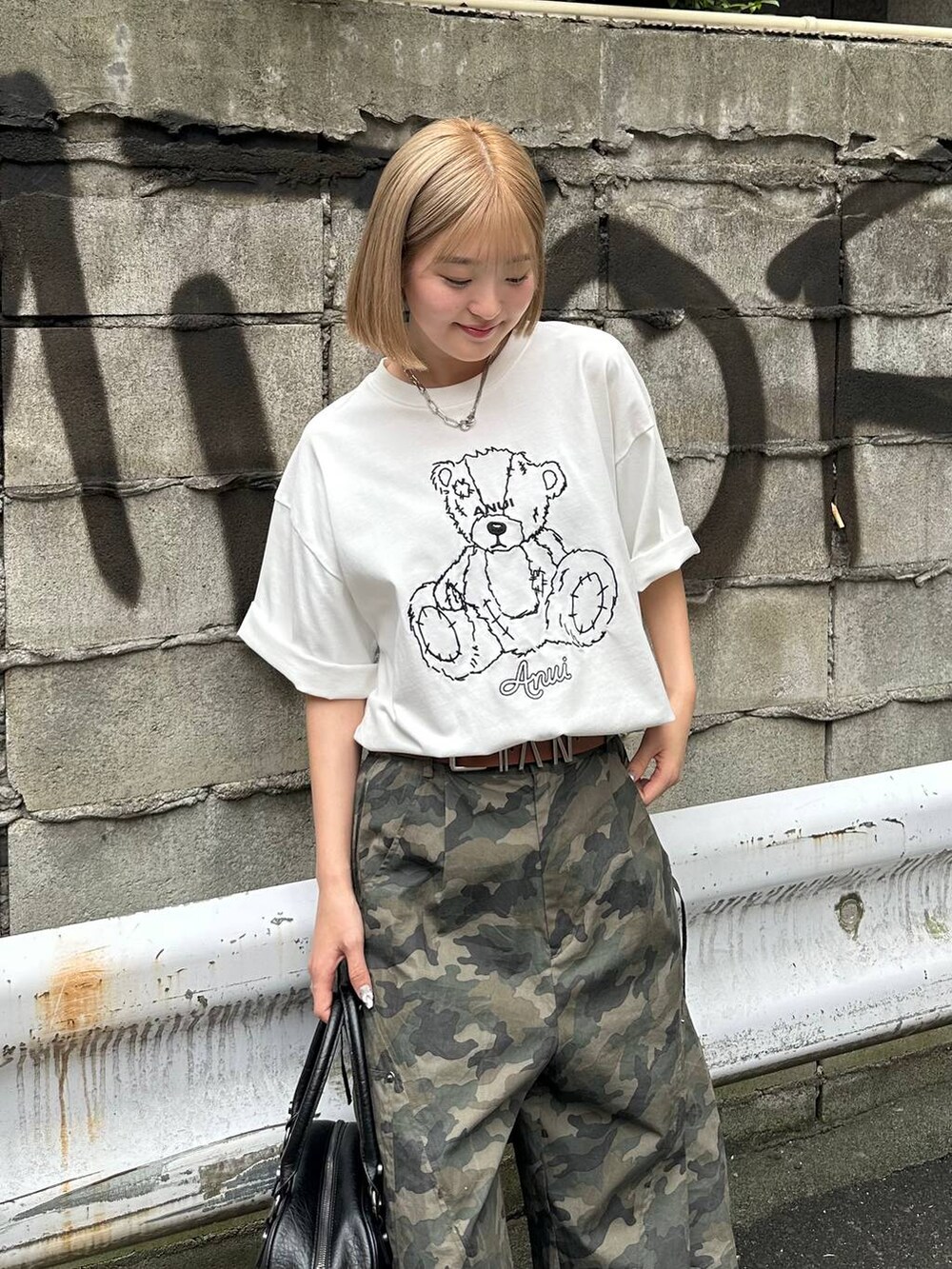ホワイト系のTシャツ/カットソー、ブラウン系のパンプス、その他のカーゴパンツを着用したレディースの夏コーディネートの4枚目の写真