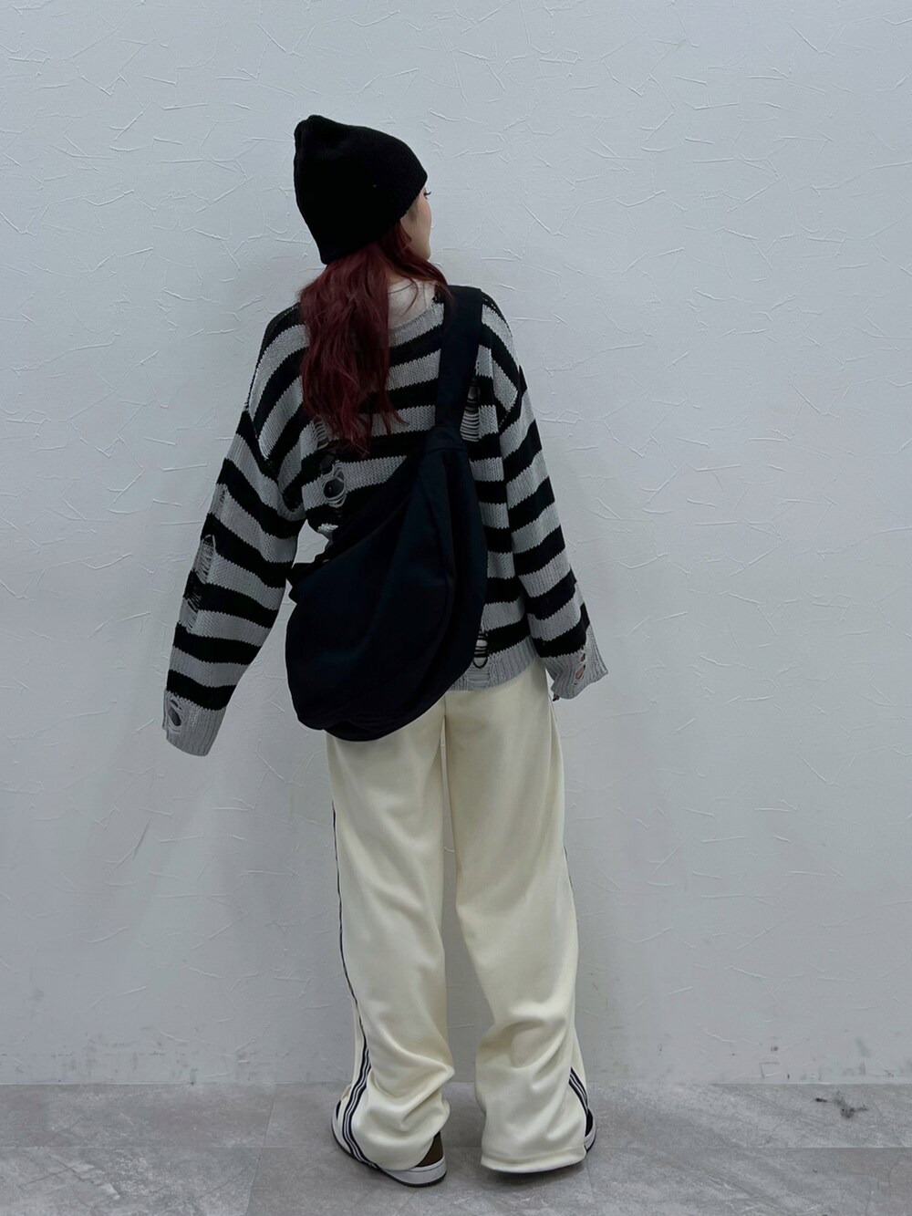 ホワイト系のその他パンツ、ブラック系のニット/セーター、ブラック系のショルダーバッグを着用したレディースの夏コーディネートの4枚目の写真