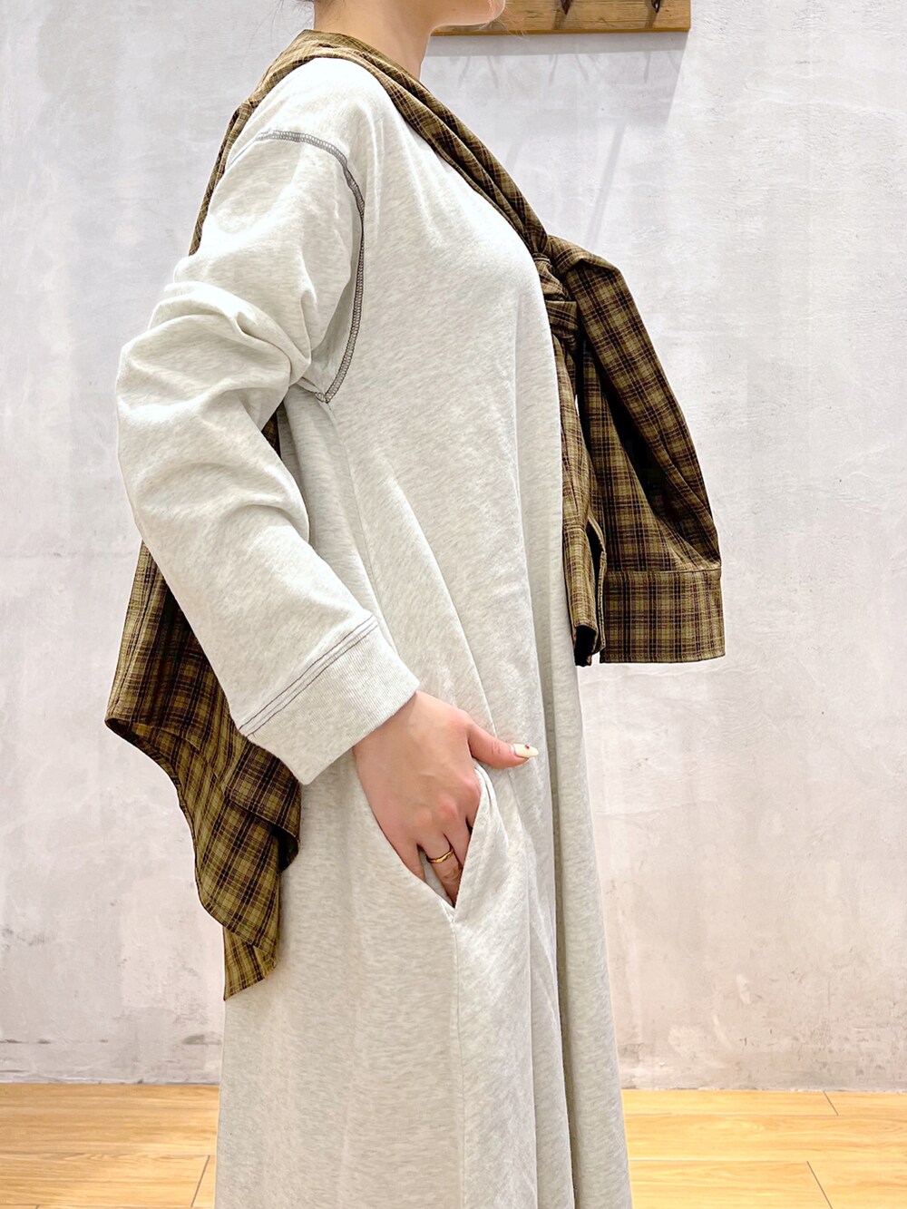 ホワイト系のブーツ、ホワイト系のワンピース、ブラウン系のシャツ/ブラウスを着用したレディースの春コーディネートの5枚目の写真