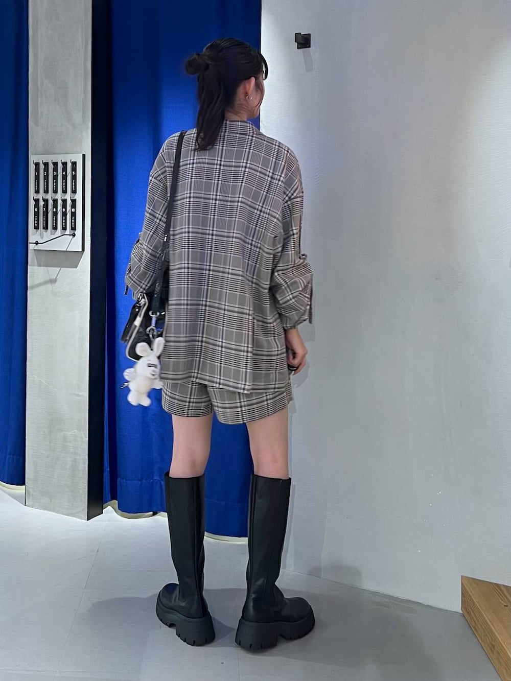 「ラフ、ストリート、カジュアル、個性派、韓国系、PAGEBOY、PBLIM、骨格ウェーブ_PAGEBOY、ブルベ夏_PAGEBOY、ソフトエレガント_PAGEBOY、ジャケット、ジャケットスタイル、ショートパンツ、ブーツ、セットアップ」｜「PAGEBOYのレトロボストンBAG（ショルダーバッグ、ブラック系）」を使った、サエさん（レディース・159cm）の夏コーディネートの3枚目の写真