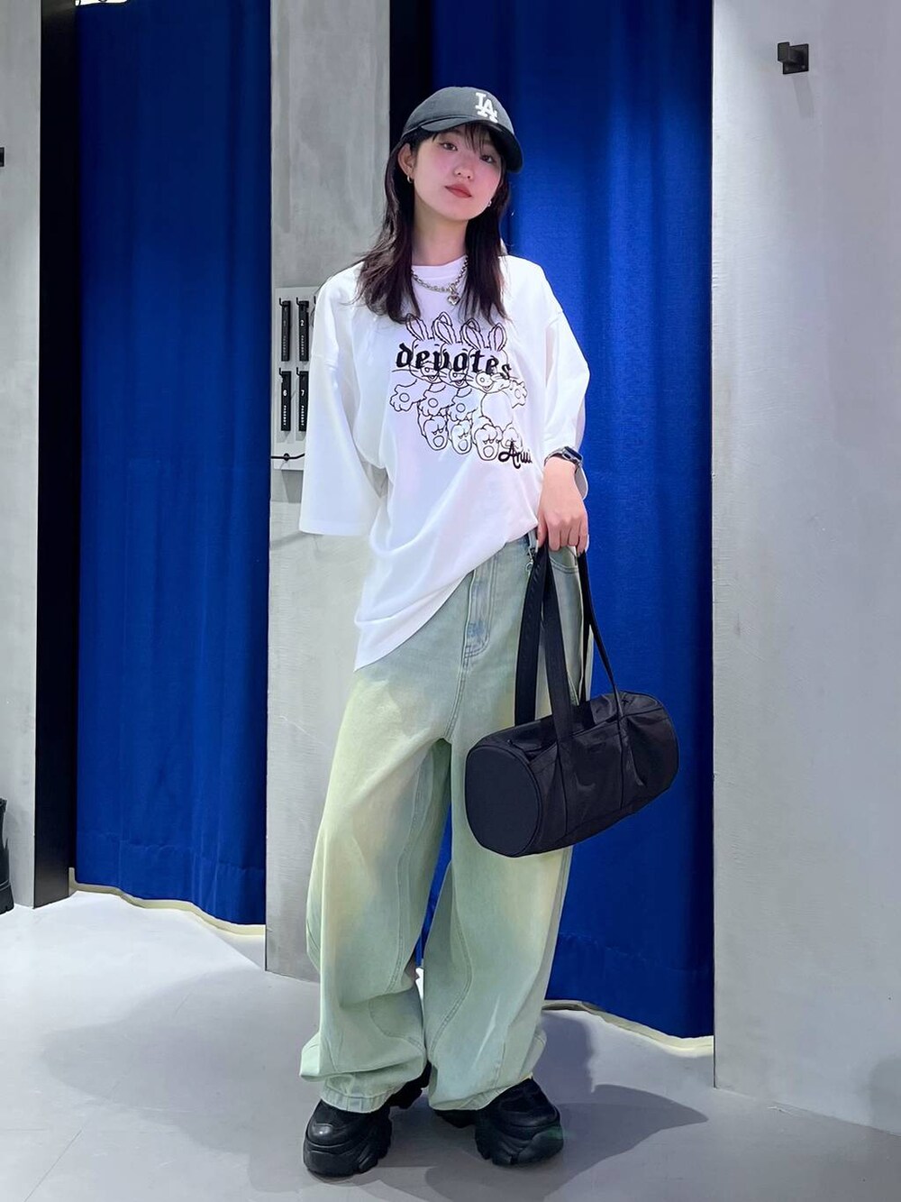 「ラフ、ストリート、カジュアル、個性派、韓国系、PAGEBOY、PBLIM、骨格ウェーブ_PAGEBOY、ブルベ夏_PAGEBOY、ソフトエレガント_PAGEBOY、Tシャツ、キャップ、デニムパンツ、バッグ、スニーカー」｜「PBLIMのPBLIM/ナイロンボストンバック（ドラムバッグ、ブラック系）」を使った、サエさん（レディース・159cm）の春コーディネートの2枚目の写真