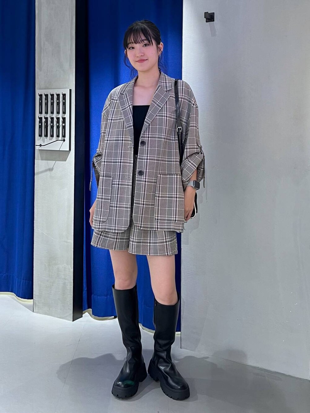 「ラフ、ストリート、カジュアル、個性派、韓国系、PAGEBOY、PBLIM、骨格ウェーブ_PAGEBOY、ブルベ夏_PAGEBOY、ソフトエレガント_PAGEBOY、ジャケット、ジャケットスタイル、ショートパンツ、ブーツ、セットアップ」｜「PAGEBOYのレトロボストンBAG（ショルダーバッグ、ブラック系）」を使った、サエさん（レディース・159cm）の夏コーディネートの4枚目の写真