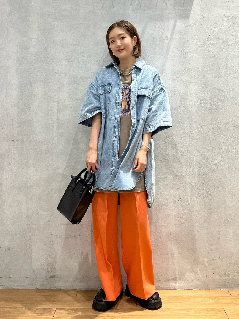 ピンク系のその他パンツ、ブラウン系のTシャツ/カットソー、ブラック系のショルダーバッグを着用したレディースの夏コーディネートの4枚目の写真