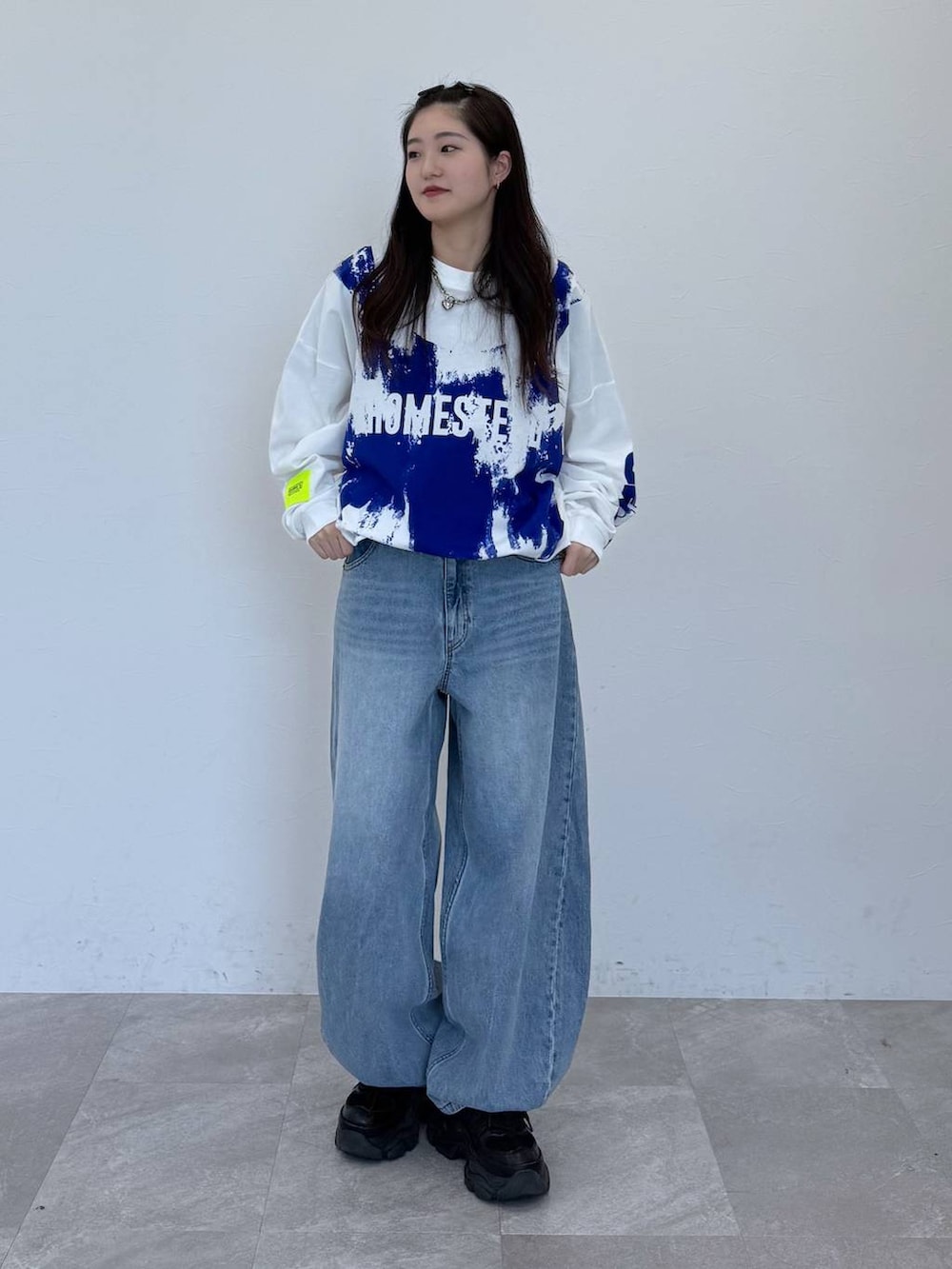 「ラフ、ストリート、カジュアル、個性派、韓国系、PAGEBOY、PBLIM、骨格ウェーブ_PAGEBOY、ブルベ夏_PAGEBOY、ソフトエレガント_PAGEBOY、ロンT、Tシャツ、ロングヘア、デニムパンツ、春コーデ」｜「PAGEBOYのプラットチャンキースニーカー（スニーカー、ブラック系）」を使った、サエさん（レディース・159cm）の春コーディネートの4枚目の写真