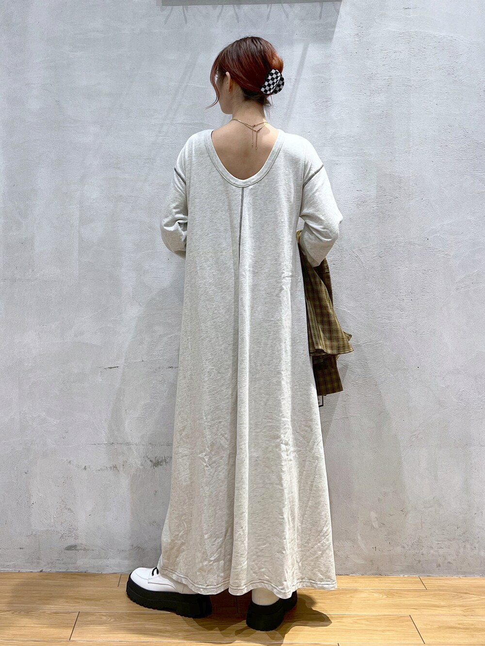 ホワイト系のブーツ、ホワイト系のワンピース、ブラウン系のシャツ/ブラウスを着用したレディースの春コーディネートの3枚目の写真