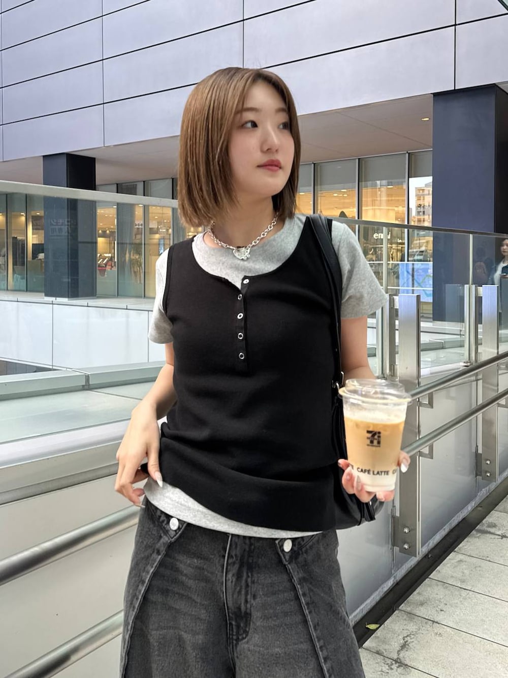 その他のサンダル、ブラック系のボストンバッグ、ブラック系のタンクトップを着用したレディースの春コーディネートの2枚目の写真