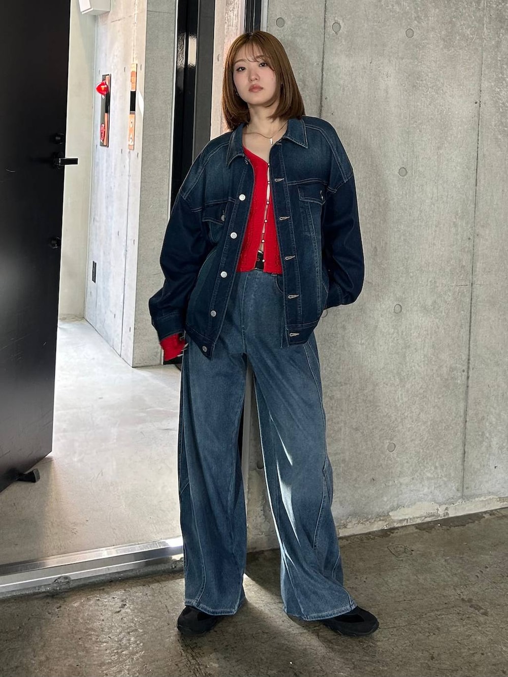 ブラック系のスニーカー、ブルー系のブルゾン、ブルー系のデニムパンツを着用したレディースの春コーディネートの5枚目の写真