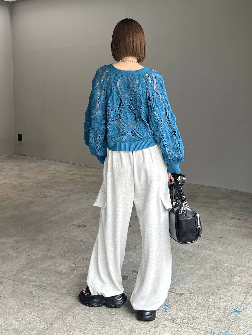 ブルー系のカーディガン/ボレロ、ブラック系のショルダーバッグ、ベージュ系のその他パンツを着用したレディースの春コーディネートの3枚目の写真