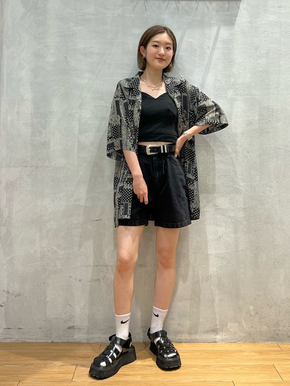ブラック系のデニムパンツ、ブラック系のシャツ/ブラウス、ブラック系のタンクトップを着用したレディースの夏コーディネートの4枚目の写真