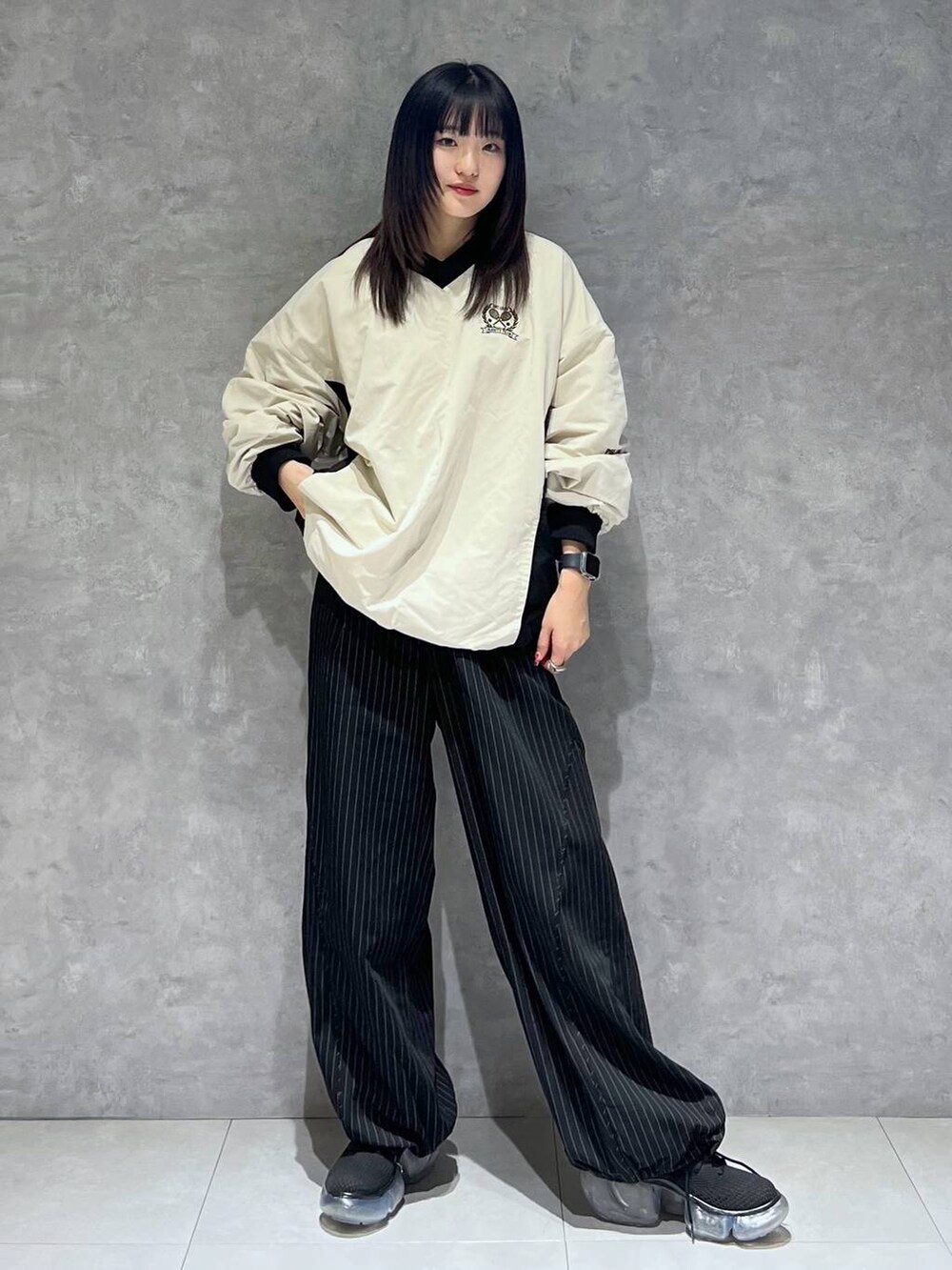 その他のその他パンツ、ホワイト系のその他トップスを着用したレディースの春コーディネートの4枚目の写真