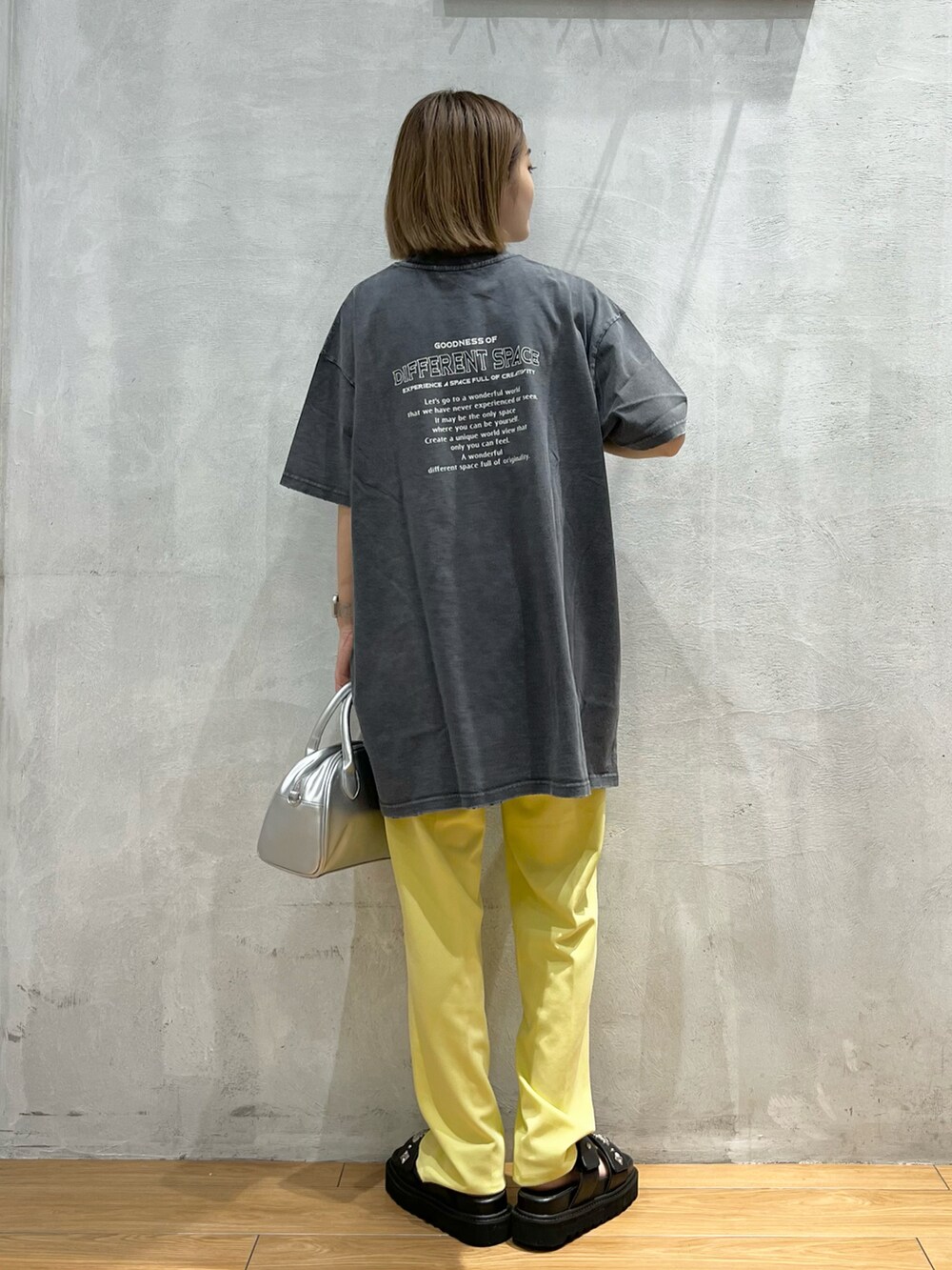 グレー系のTシャツ/カットソー、イエロー系のその他パンツ、ブラック系のサンダルを着用したレディースの夏コーディネートの3枚目の写真