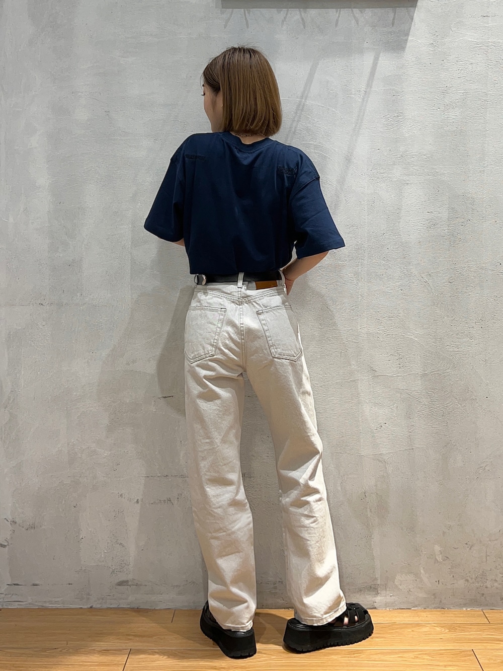 ブルー系のTシャツ/カットソー、ホワイト系のデニムパンツ、ブラック系のサンダルを着用したレディースの夏コーディネートの3枚目の写真