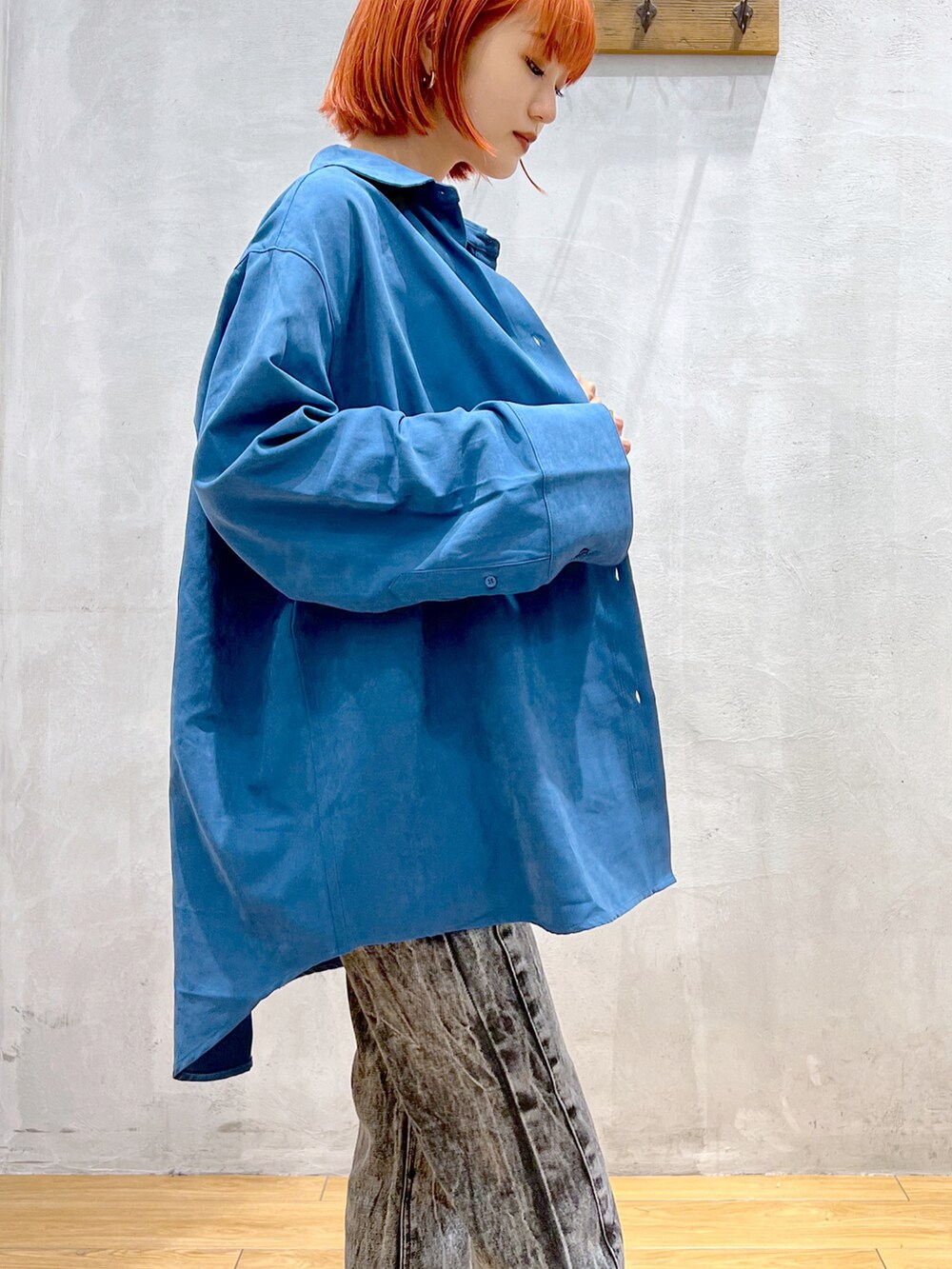 ブラック系のタンクトップ、ブルー系のシャツ/ブラウス、ブラック系のデニムパンツを着用したレディースの秋コーディネートの5枚目の写真