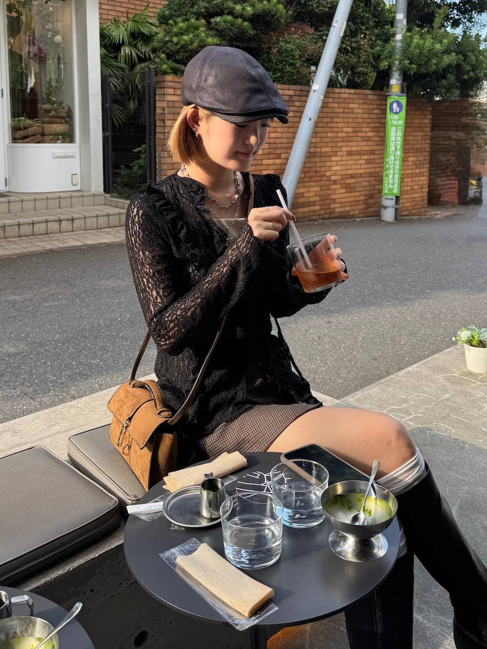 ブラック系のシャツ/ブラウス、ブラック系のブーツを着用したレディースの秋コーディネートの4枚目の写真