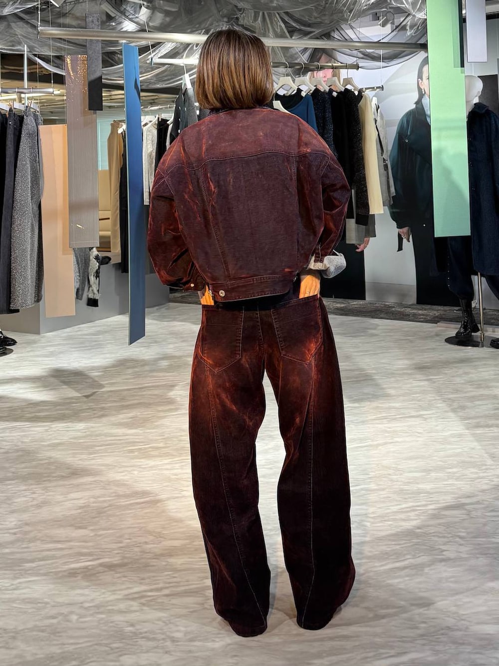 ブラック系のブーツ、レッド系のデニムパンツ、レッド系のデニムジャケットを着用したレディースの秋コーディネートの5枚目の写真