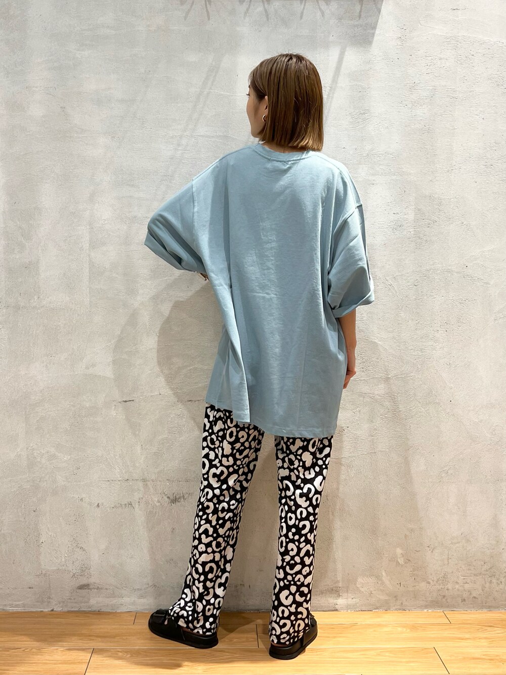 ブルー系のTシャツ/カットソー、ブラック系のその他パンツ、ブラック系のサンダルを着用したレディースの夏コーディネートの3枚目の写真