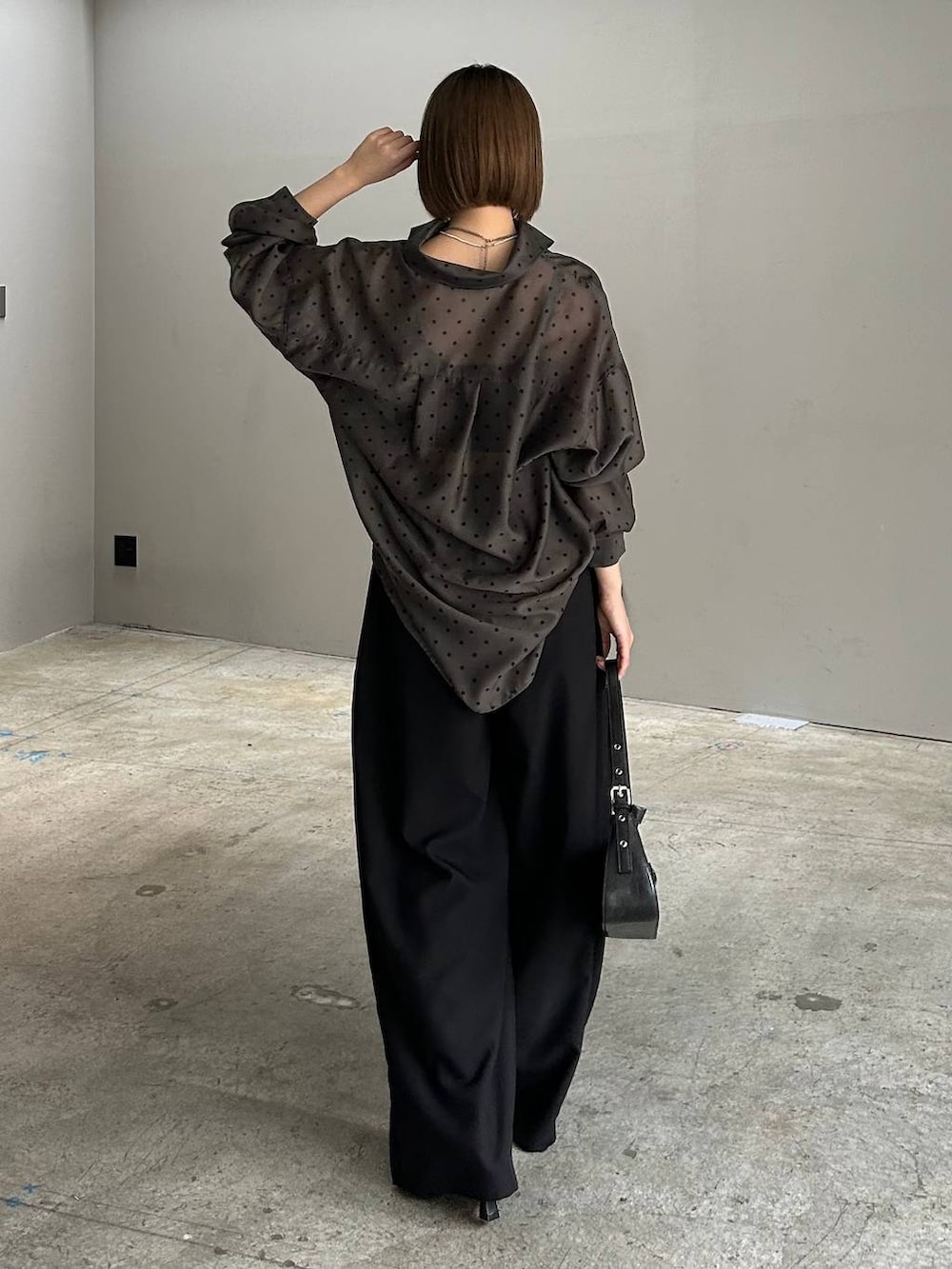 ブラック系のハンドバッグ、ブラック系のサンダル、ブラック系のその他パンツを着用したレディースの春コーディネートの5枚目の写真