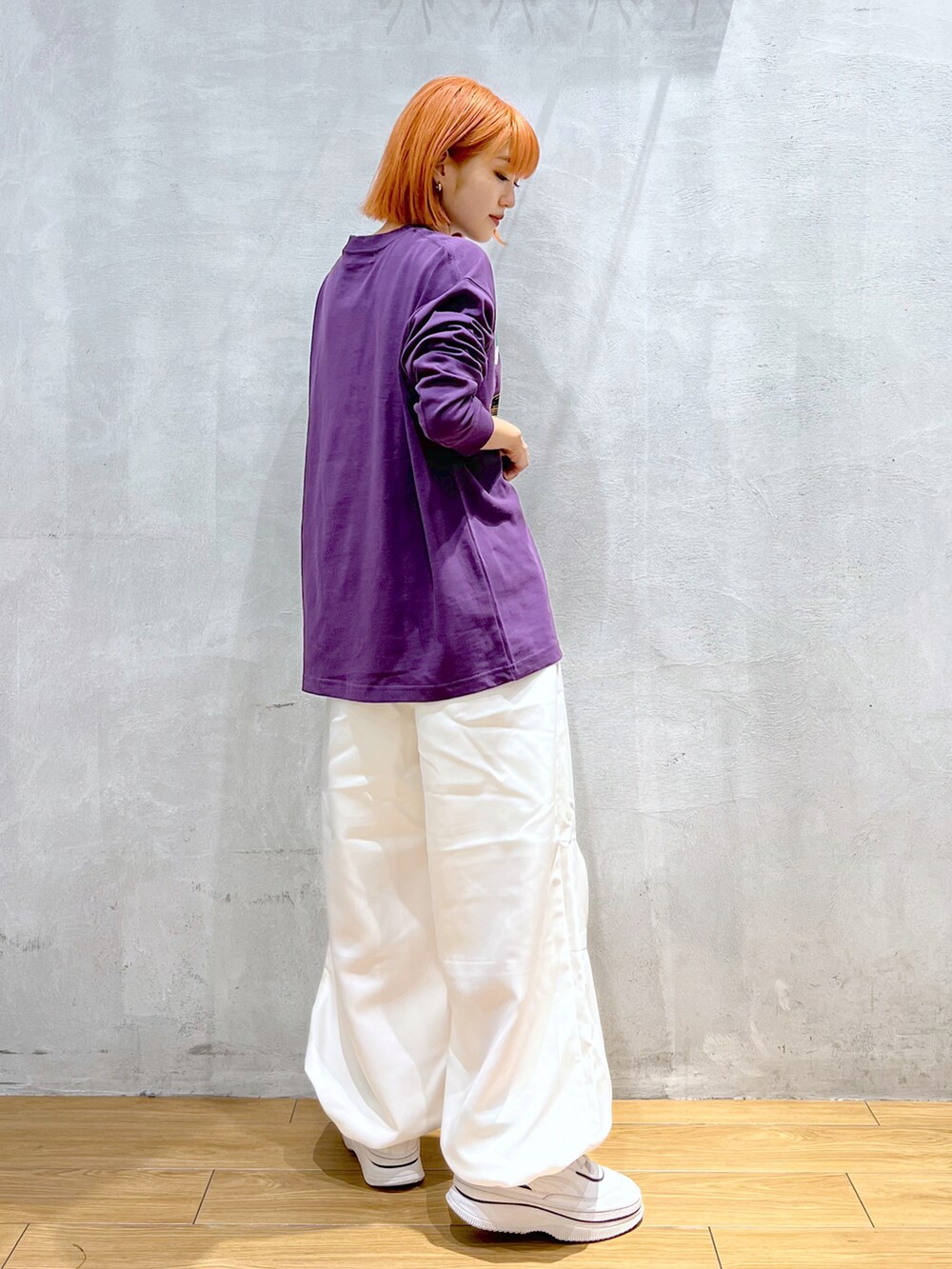 パープル系のTシャツ/カットソー、ブラック系のショルダーバッグ、ホワイト系のその他パンツを着用したレディースの秋コーディネートの2枚目の写真