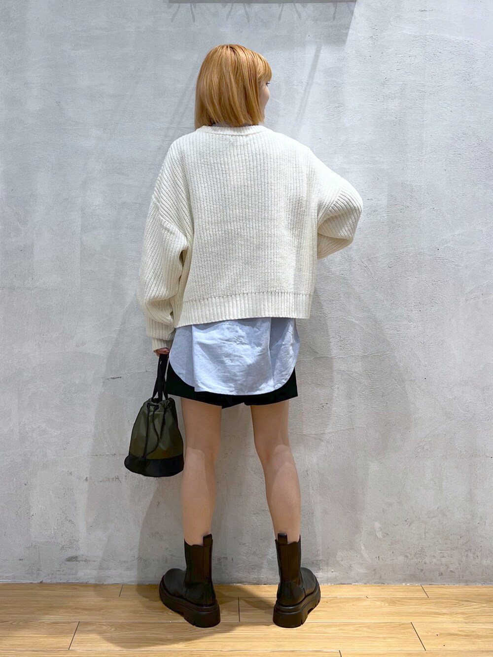 ホワイト系のニット/セーター、ブルー系のシャツ/ブラウス、ブラック系のその他パンツを着用したレディースの秋コーディネートの3枚目の写真