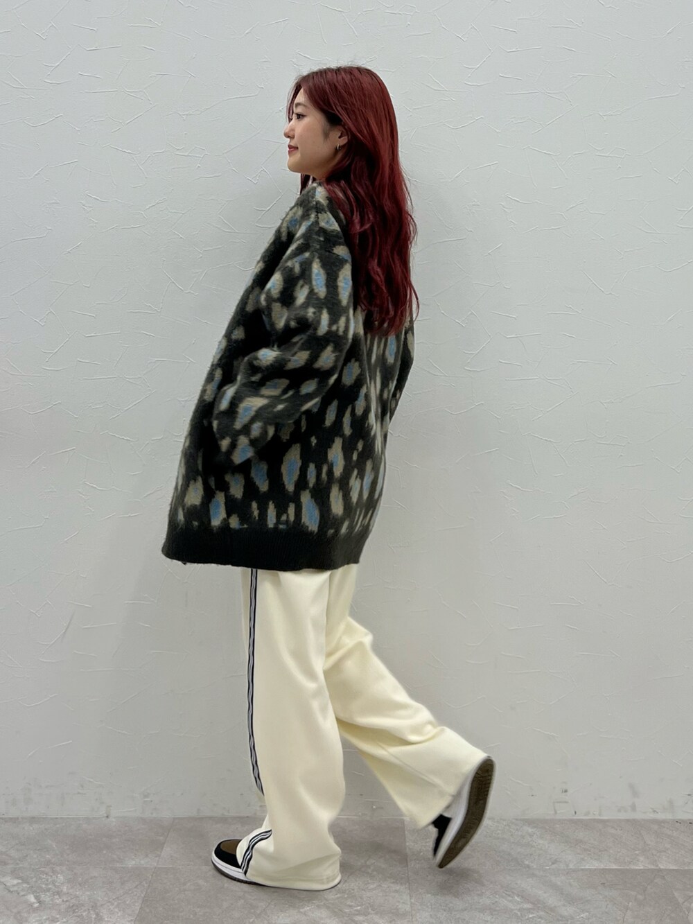 ブルー系のカーディガン/ボレロ、ホワイト系のその他パンツを着用したレディースの秋コーディネートの2枚目の写真