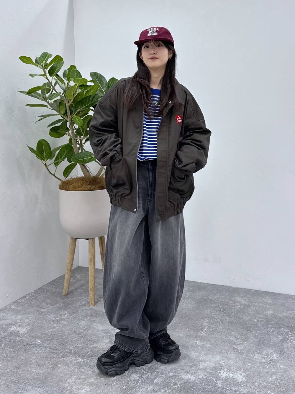 「ユニセックス、メンズライク、休日コーデ、旅行、ラフ、ストリート、カジュアル、個性派、韓国系、PAGEBOY、PBLIM、骨格ウェーブ_PAGEBOY、ブルベ夏_PAGEBOY、ソフトエレガント_PAGEBOY、春コーデ」｜「PAGEBOYのプラットチャンキースニーカー（スニーカー、ブラック系）」を使った、サエさん（レディース・159cm）の春コーディネートの2枚目の写真