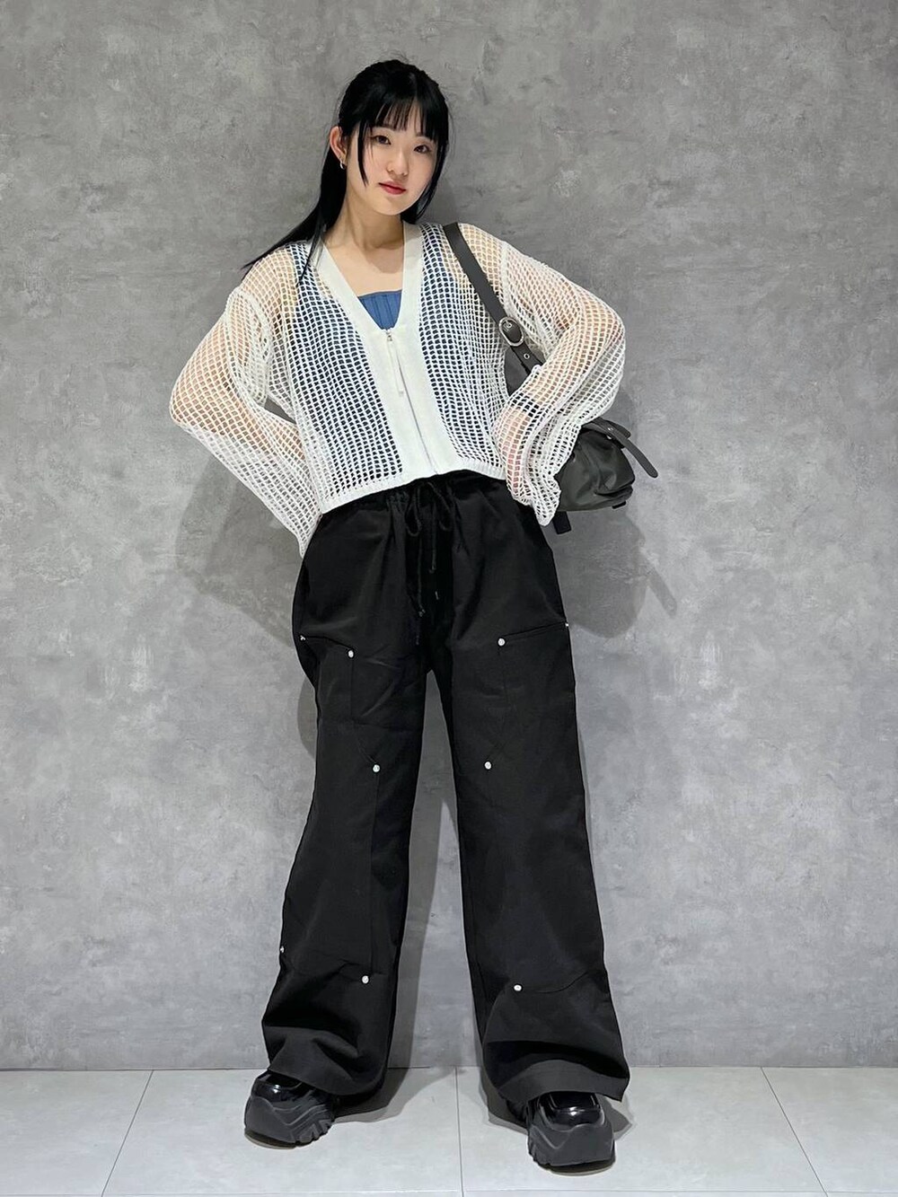 グレー系のショルダーバッグ、ブラック系のその他パンツ、ブルー系のタンクトップを着用したレディースの春コーディネートの6枚目の写真