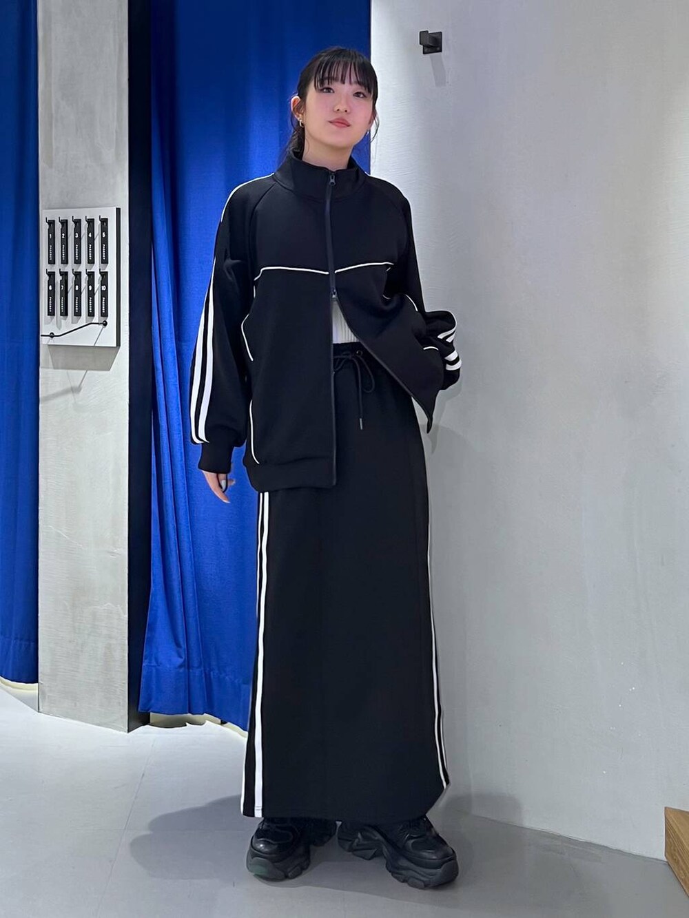 「ラフ、ストリート、カジュアル、個性派、韓国系、PAGEBOY、PBLIM、骨格ウェーブ_PAGEBOY、ブルベ夏_PAGEBOY、ソフトエレガント_PAGEBOY、セットアップ、スポーティ、ゆったり、オーバーサイズ、秋コーデ」｜「PAGEBOYのプラットチャンキースニーカー（スニーカー、ブラック系）」を使った、サエさん（レディース・159cm）の夏コーディネートの4枚目の写真