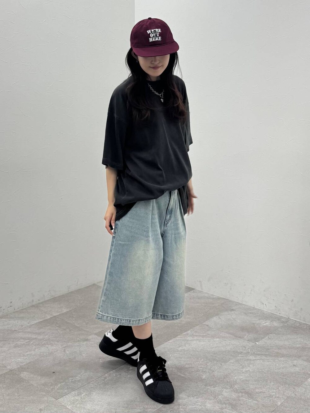 グレー系のTシャツ/カットソー、ブルー系のその他パンツ、レッド系のキャップを着用したレディースの春コーディネートの4枚目の写真