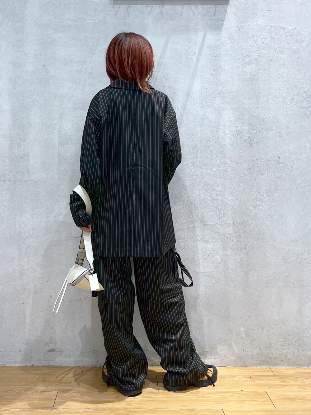 ホワイト系のTシャツ/カットソー、その他のジャケット/アウター、ホワイト系のボディバッグ/ウエストポーチを着用したレディースの冬コーディネートの2枚目の写真