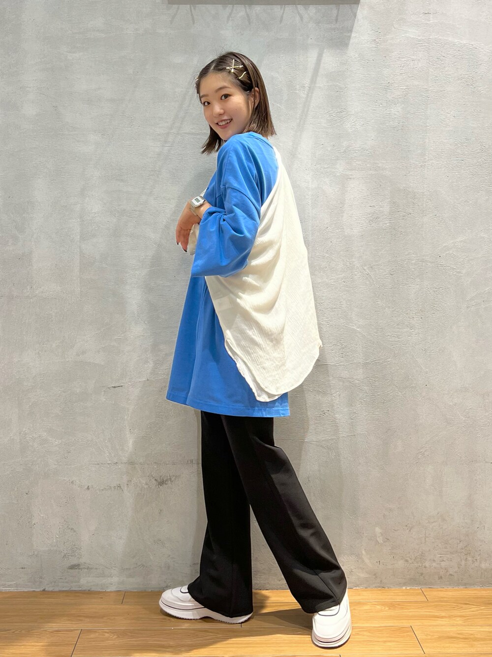 ブルー系のTシャツ/カットソー、ブラック系のスラックス、ホワイト系のシャツ/ブラウスを着用したレディースの夏コーディネートの2枚目の写真